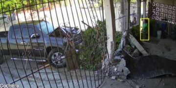 Conductor estrella camioneta contra barda en Matamoros
