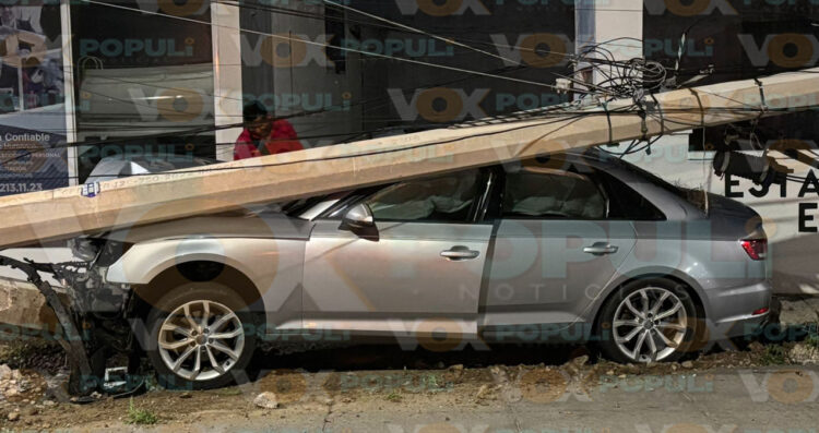 Conductor choca y tumba poste de luz en Tampico, Tamaulipas
