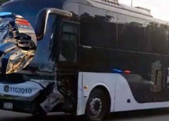 Conductor de autobús del Tren Maya huye tras chocar en Tulum, Quintana Roo