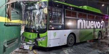 Conductor de transporte público se pasa el semáforo en rojo y choca contra negocio en Monterrey