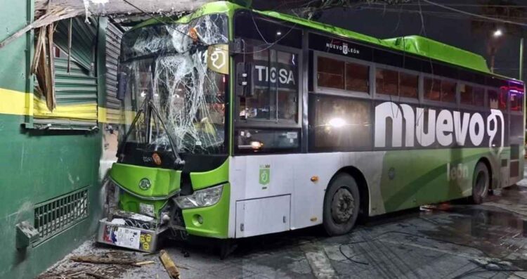 Conductor de transporte público se pasa el semáforo en rojo y choca contra negocio en Monterrey