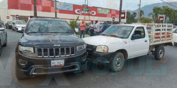 Conductor ignora alto y provoca choque en Cd. Victoria, Tamaulipas