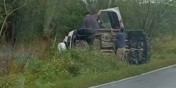 Conductor pierde el control y vuelca en Montemorelos, Nuevo León