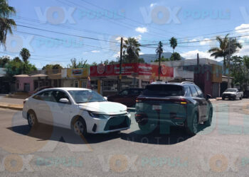 Conductor provoca choque y daña auto recién salido de agencia en Ciudad Victoria, Tamaulipas