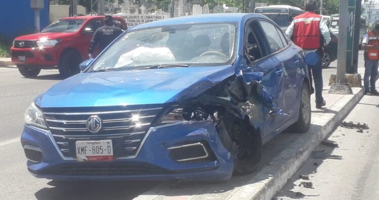 Conductor se da a la fuga tras chocar auto y atropellar a peatón en Tampico, Tamaulipas