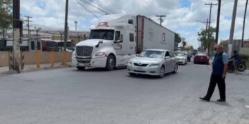 Conductora intenta ganarle al tráiler y choca en Matamoros, Tamaulipas