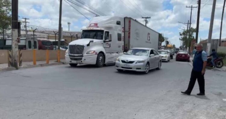 Conductora intenta ganarle al tráiler y choca en Matamoros, Tamaulipas
