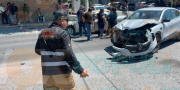 Conductora provoca choque al cruzar sin alto en bulevar de Cd. Victoria, Tamaulipas