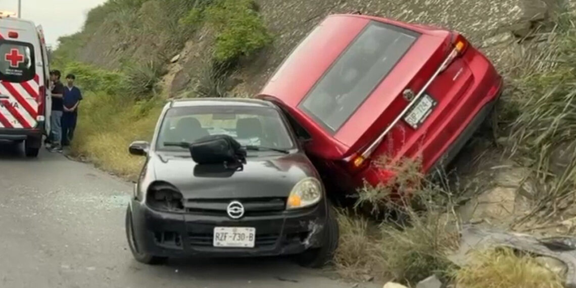 Derrapan dos autos en curva de Monterrey, Nuevo León