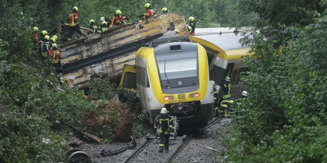 Descarrilamiento de tren en Alemania deja víctimas mortales y varios heridos