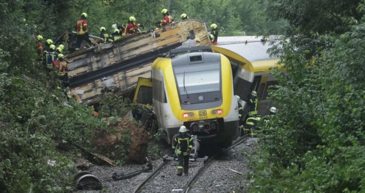 Descarrilamiento de tren en Alemania deja víctimas mortales y varios heridos