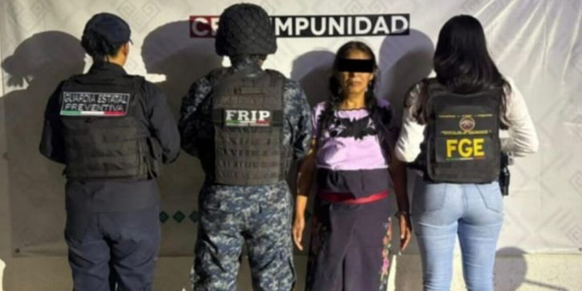 Detienen a mujer por presuntamente pagar a un menor para asesinar a su esposo en Zinacantán