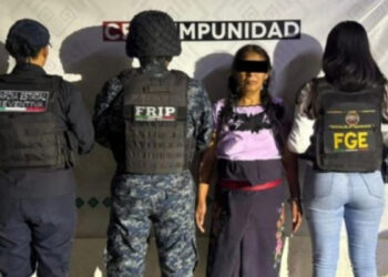 Detienen a mujer por presuntamente pagar a un menor para asesinar a su esposo en Zinacantán