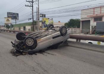 Dos autos se sufren aparatosa volcadura en San Nicolás, Nuevo León