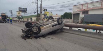 Dos autos se sufren aparatosa volcadura en San Nicolás, Nuevo León