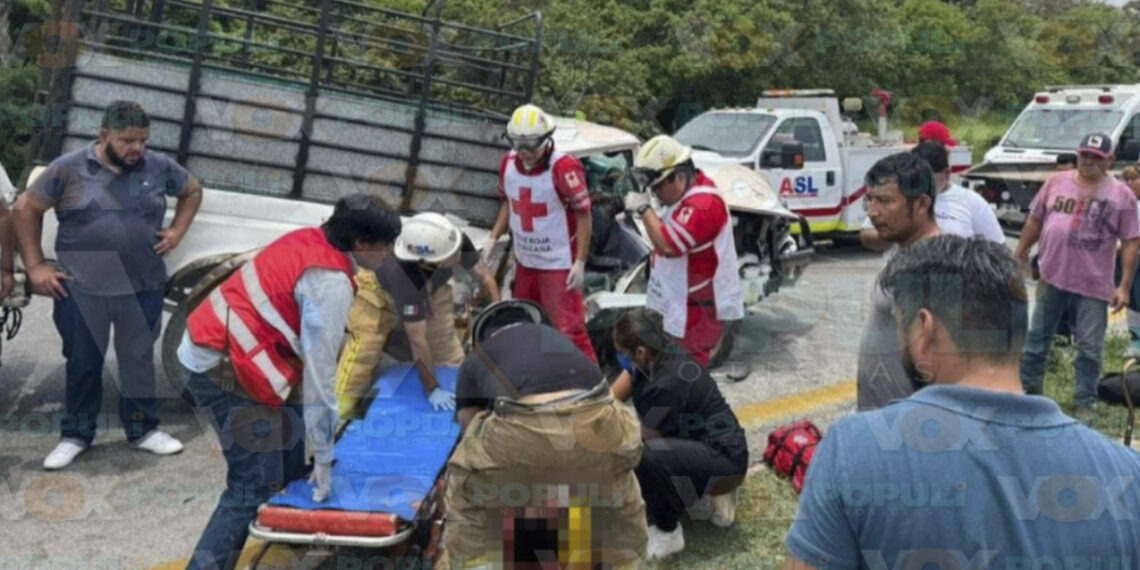 Dos heridos tras choque frontal entre camioneta y camión en Veracruz