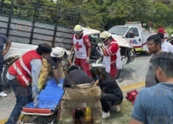 Dos heridos tras choque frontal entre camioneta y camión en Veracruz