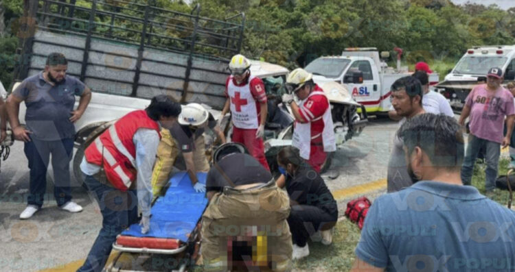 Dos heridos tras choque frontal entre camioneta y camión en Veracruz