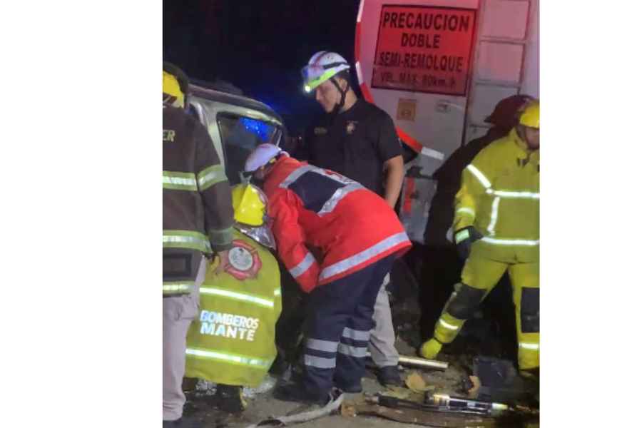 Dos hombres sobreviven tras impactarse contra una pipa en la carretera Mante-Valles