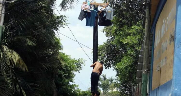 Dos jóvenes caen de un palo encebado en Uruapan durante fiestas patronales