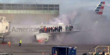 Evacúan de emergencia avión de American Airlines tras incendio en los frenos en Denver