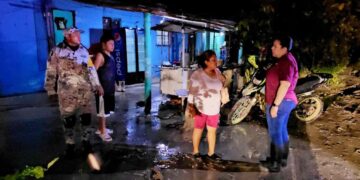 Evacúan pobladores del ejido El Limón ante crecida del río en El Mante, Tamaulipas