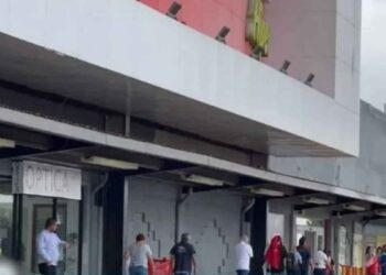 Evacúan tienda San Nicolás
