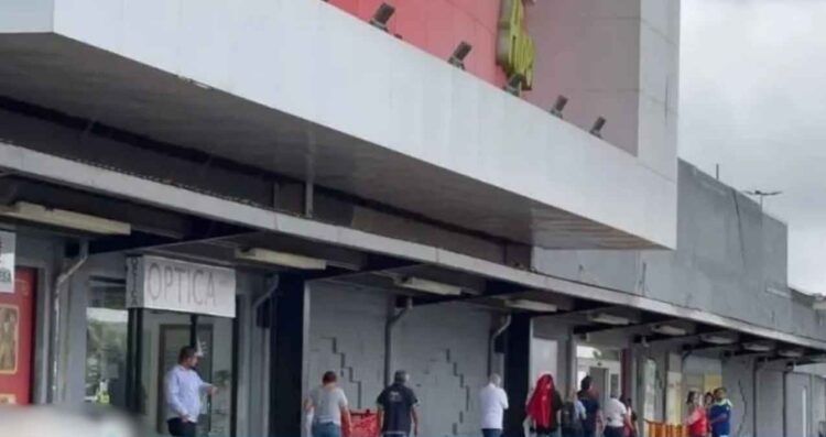 Evacúan tienda San Nicolás