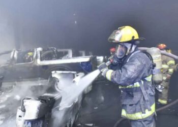Fuego consume camionetas Tlajomulco