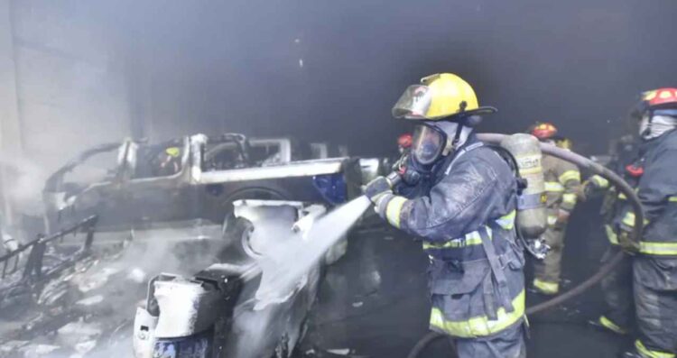 Fuego consume camionetas Tlajomulco