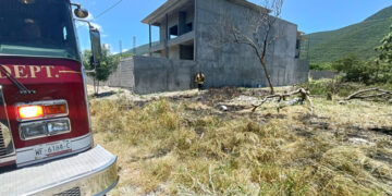 Fuego consume pastizal cerca del 77 Batallón de Infantería en Ciudad Victoria, Tamaulipas