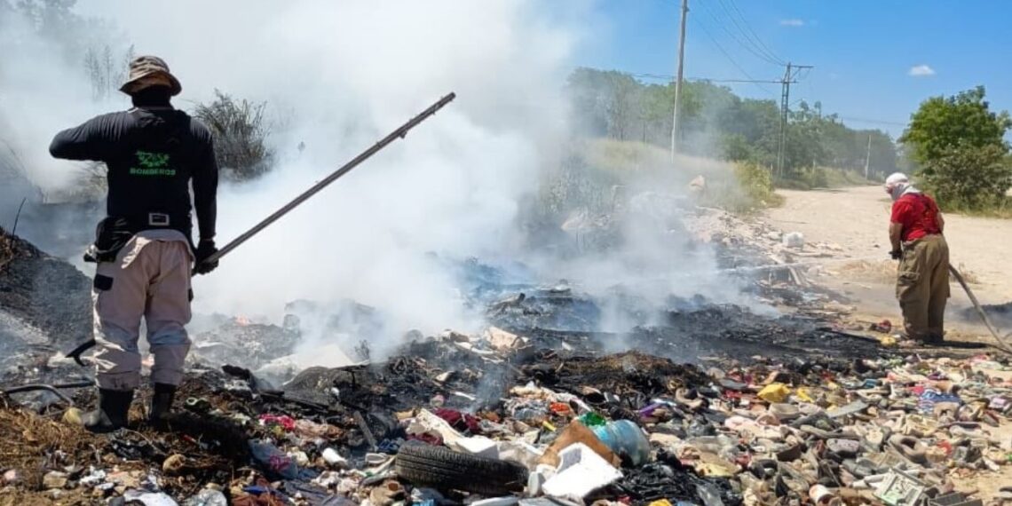 Fuego en zacatal y basurero clandestino, moviliza a Bomberos en Ciudad Victoria, Tamaulipas