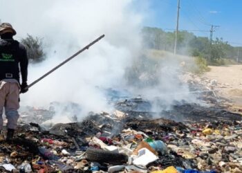 Fuego en zacatal y basurero clandestino, moviliza a Bomberos en Ciudad Victoria, Tamaulipas