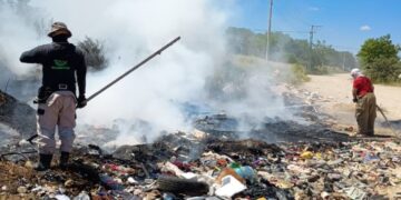 Fuego en zacatal y basurero clandestino, moviliza a Bomberos en Ciudad Victoria, Tamaulipas