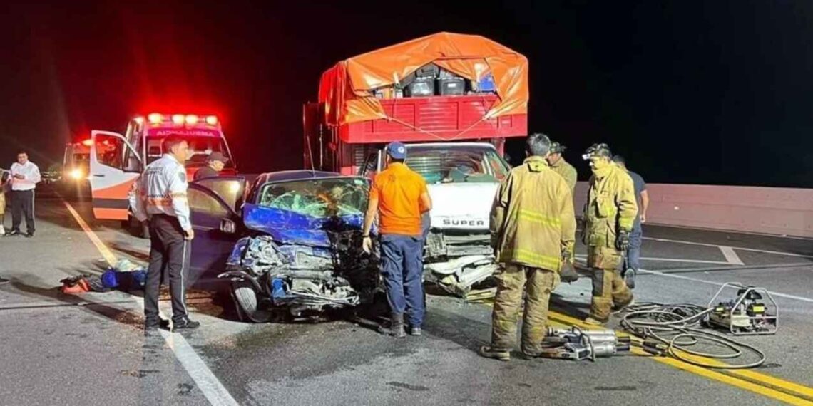 Fuerte choque frontal deja sin vida a una mujer en Cadereyta, Nuevo León