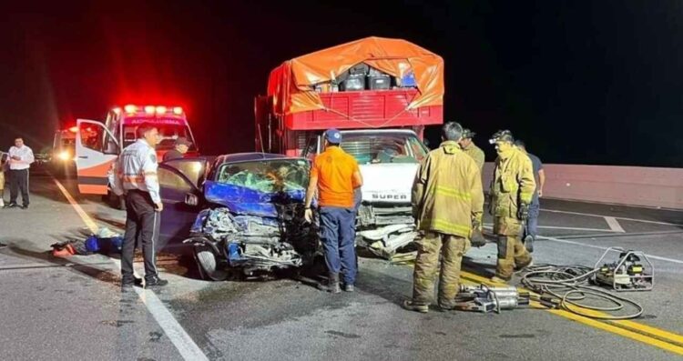 Fuerte choque frontal deja sin vida a una mujer en Cadereyta, Nuevo León