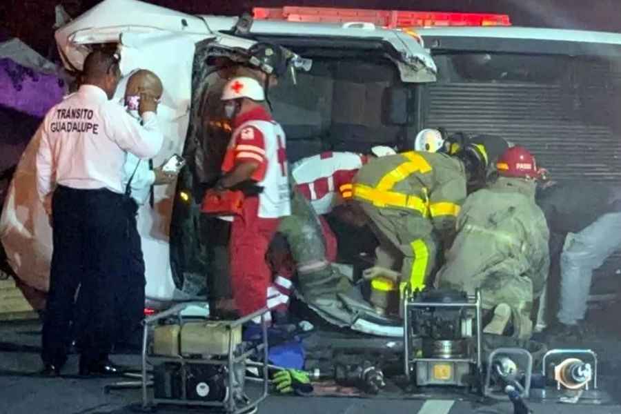 Guadalupe: Automovilista queda atrapado en su vehículo al chocar y volcar en la Avenida Morones Prieto