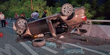 Guadalupe, Nuevo León: Volcadura en la Avenida Morones Prieto deja un muerto y un herido