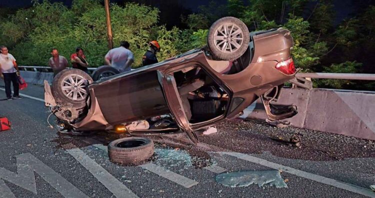 Guadalupe, Nuevo León: Volcadura en la Avenida Morones Prieto deja un muerto y un herido