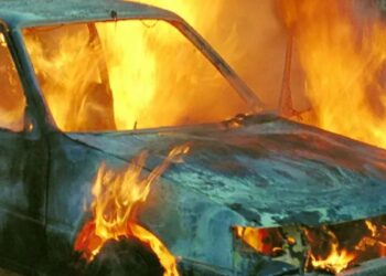 Hallan restos humanos calcinados en automóvil incendiado en Ciudad Juárez
