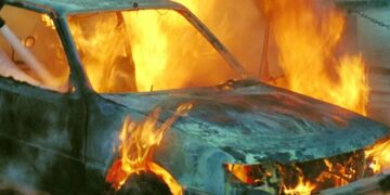 Hallan restos humanos calcinados en automóvil incendiado en Ciudad Juárez