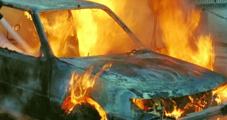 Hallan restos humanos calcinados en automóvil incendiado en Ciudad Juárez