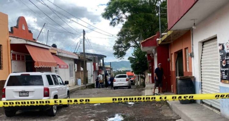 Hombre arrolla y secuestra a su ex pareja en Tepic; policía logra rescatarla