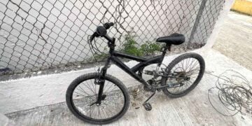 Hombre bicicleta en Nuevo Laredo