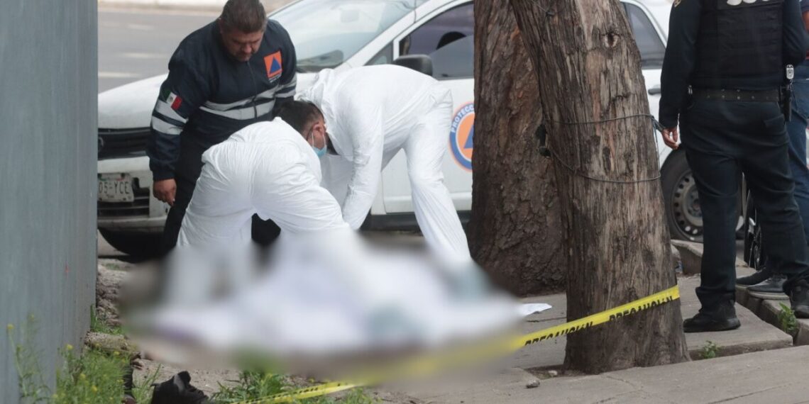 Hombre muere tras desvanecerse en la banqueta en CDMX