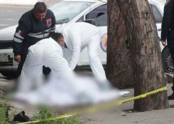 Hombre muere tras desvanecerse en la banqueta en CDMX