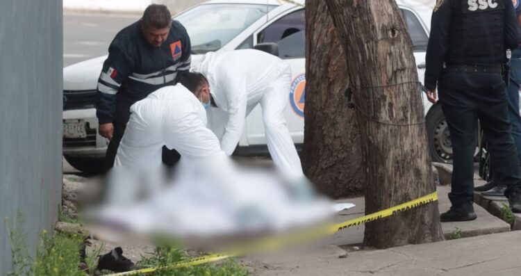 Hombre muere tras desvanecerse en la banqueta en CDMX