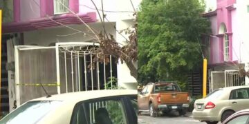 Un adulto mayor perdió la vida la madrugada de este jueves tras un incendio en su vivienda, ubicado en la Colonia Paseo de las Palmas, en Apodaca. El siniestro se registró alrededor de las 05:45 horas en la calle Linaza, entre Irlanda y Las Palmas. Según los primeros reportes, el fuego consumió varios muebles en la segunda planta de la vivienda. Adulto mayor muere en incendio dentro de su vivienda en Apodaca Aunque aún no se determina con exactitud qué lo provocó, no se descarta que haya sido un cortocircuito en algún aparato o conexión eléctrica. La víctima, identificada como Romeo Reyna, de 63 años, se encontraba solo en casa, ya que su esposa presuntamente estaba cuidando a dos de nietos. Elementos de Bomberos de Nuevo León y de Protección Civil de Apodaca acudieron al llamado de emergencia. Una vez que lograron controlar el fuego, encontraron al hombre inconsciente en la planta alta. Aunque no presentaba quemaduras visibles, al revisarlo confirmaron que ya había fallecido. Se presume que murió por intoxicación a causa del humo. Hasta ahora, las autoridades continúan con las investigaciones para esclarecer las causas del incendio.