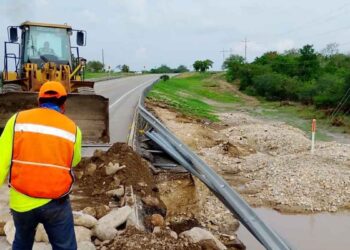 Tamaulipas: Maquinaria y personal reparan tramos carreteros