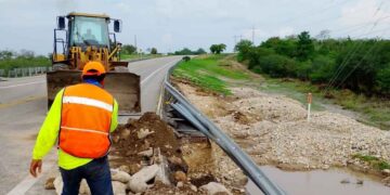 Tamaulipas: Maquinaria y personal reparan tramos carreteros